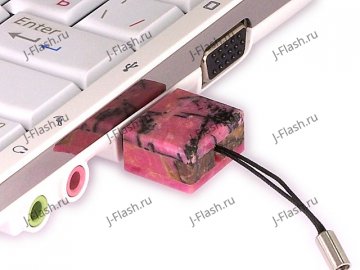 USB флешка из камня родонит: в ноутбуке