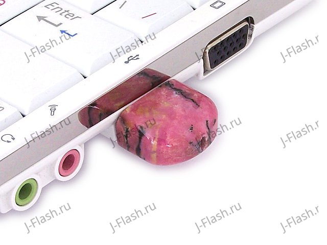 USB флешка из камня родонит: в ноутбуке