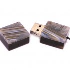 USB флешка из узорчатого агата с включениями кварца: открытая
