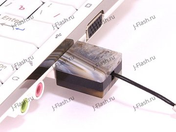 USB флешка из узорчатого агата с включениями кварца: в ноутбуке