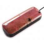 USB накопитель из родонита с черной сердцевиной: общий вид