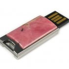 Флешка в металлическом корпусе с родонитом: USB разъем выдвинут