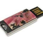 Флешка в металлическом корпусе с родонитом: USB разъем выдвинут