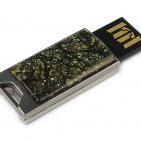 Флешка в металлическом корпусе со змеевиком: USB разъем выдвинут