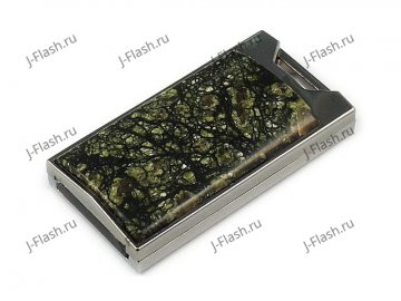 Флешка в металлическом корпусе со змеевиком: общий вид