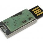 Флешка в металлическом корпусе со змеевиком: USB разъем выдвинут