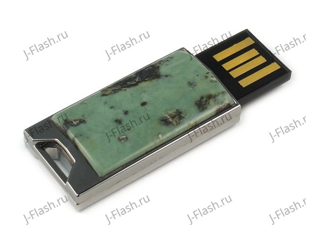 Флешка в металлическом корпусе со змеевиком: USB разъем выдвинут