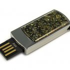 Сувенирная флешка в металлическом корпусе со змеевиком: USB разъем выдвинут