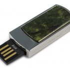 Сувенирная флешка со змеевиком: USB разъем выдвинут