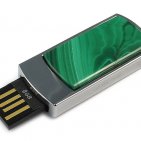 Сувенирная флешка с малахитом: USB разъем выдвинут