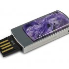 Подарочная флешка с вставкой из чароита: USB разъем выдвинут