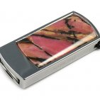 Сувенирная флешка с камнем родонит: общий вид