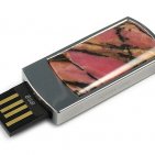 Подарочная флешка с камнем родонит: USB разъем выдвинут