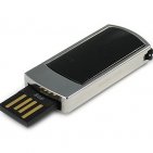 Подарочная флешка с черным змеевиком: USB разъем выдвинут