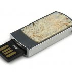 Подарочная флешка в металлическом корпусе с камнем беломорит: USB разъем выдвинут