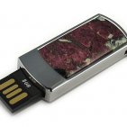 Подарочная флешка в металлическом корпусе с эвдиалитом: USB разъем выдвинут