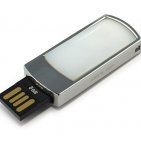 Подарочная флешка в металлическом корпусе с кахолонгом: USB разъем выдвинут