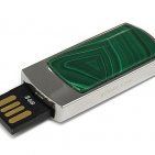 Флешка с малахитом: разъем выдвинут