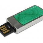 USB накопитель с малахитом: разъем выдвинут