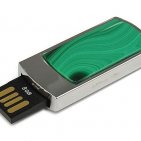 Подарочный USB накопитель инкрустированный малахитом: разъем выдвинут