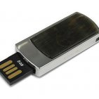 Флешка с тигровым глазом: разъем выдвинут