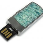 Флешка с камнем амазонит: искры на камне, разъем выдвинут