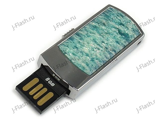 Флешка с камнем амазонит: искры на камне, разъем выдвинут