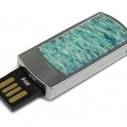 Каменная флешка с амазонитом: разъем выдвинут