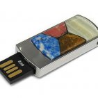 Каменная флешка с мозаикой: разъем выдвинут