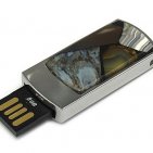 Флешка с каменной мозаикой: разъем выдвинут