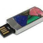 USB диск с мозаикой: разъем выдвинут