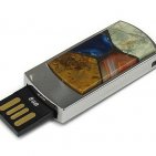 USB диск с мозаикой: разъем выдвинут