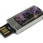 USB flash с чароитом: разъем выдвинут
