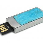 Сувенирная флешка с бирюзой: разъем выдвинут