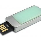 Сувенирная флешка с хризопразом: разъем выдвинут