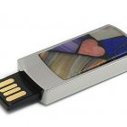 Подарочная флешка с мозаикой: разъем выдвинут